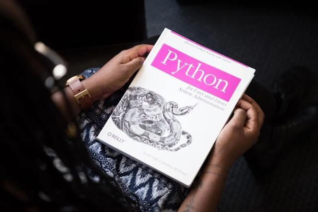 Python也有保质期？它在脚本领域的“大佬地位”还能持续多久？